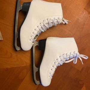 America Ice Skates.  Girls size 4.